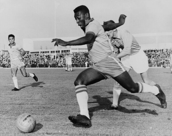 Atacantul brazilian Pele driblează un fundaș în timpul unui meci amical între Malmo și Brazilia din 8 mai 1960 - Sputnik Moldova-România
