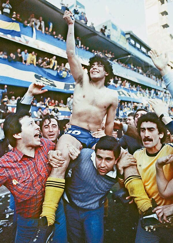 Suporterii îl poartă pe Diega Maradona după victoria la campionatul local din 1981 pe stadionul La Bombonera din Buenos Aires - Sputnik Moldova-România