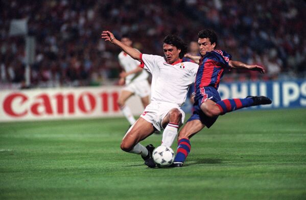 Jucătorul Barcelonei Miguel Angel Nadal, cu jucătorul milanez Paolo Maldini în timpul finalei Cupei Europene din 18 mai 1994 - Sputnik Moldova-România