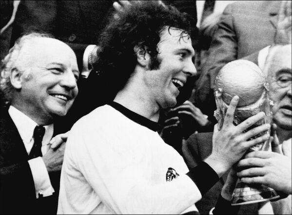 Căpitanul echipei germane Franz Beckenbauer primește Cupa Mondială FIFA pe 7 iulie 1974 - Sputnik Moldova-România