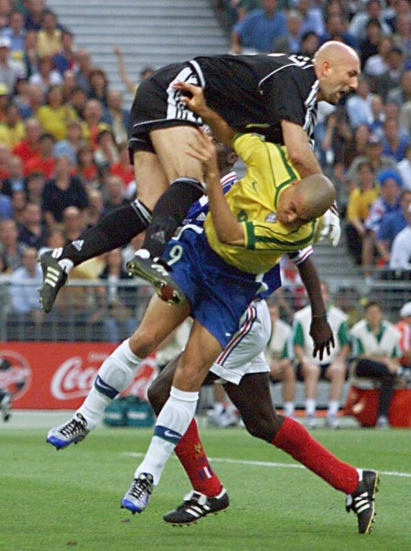 Portarul francez Fabien Barthez în timpul meciului final al Cupei Mondiale din 1998 dintre Brazilia și Franța - Sputnik Moldova-România