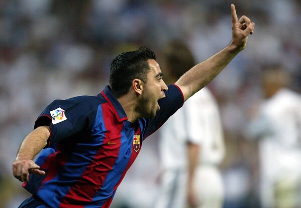 Xavi sărbătorește un gol în timpul meciului de fotbal dintre Real Madrid și FC Barcelona, ​​2004 - Sputnik Moldova-România