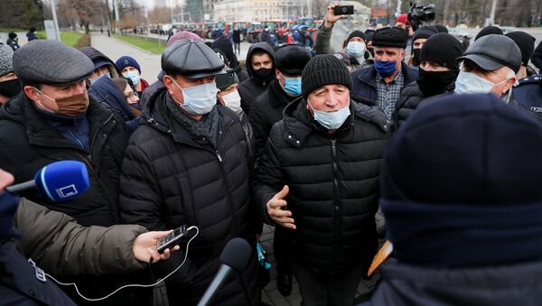 Discuții aprinse între agricultorii protestatari și polițiști - Sputnik Moldova