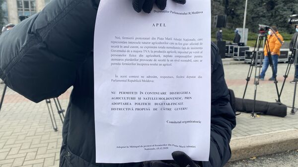 Discuții aprinse între agricultorii protestatari și polițiști – Foto Discuții aprinse între agricultorii protestatari și polițiști – Foto - Sputnik Moldova