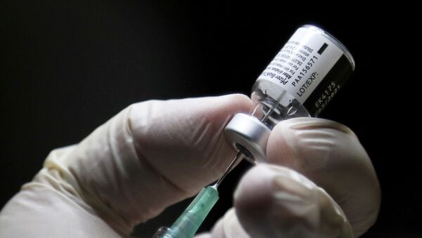 Медицинский работник готовится ввести вакцину от коронавируса Pfizer - Sputnik Молдова
