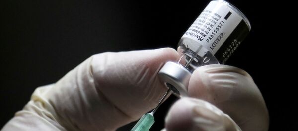 Медицинский работник готовится ввести вакцину от коронавируса Pfizer Медицинский работник готовится ввести вакцину от коронавируса Pfizer - Sputnik Moldova-România