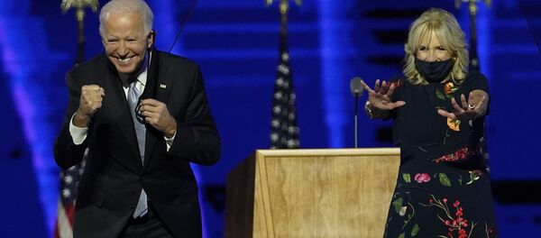 Избранный президент США Джо Байден с женой во время встречи со сторонниками  - Sputnik Молдова