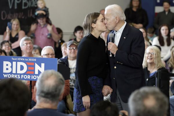 Бывший вице-президент Джо Байден целует свою внучку на президентской кампании  - Sputnik Молдова