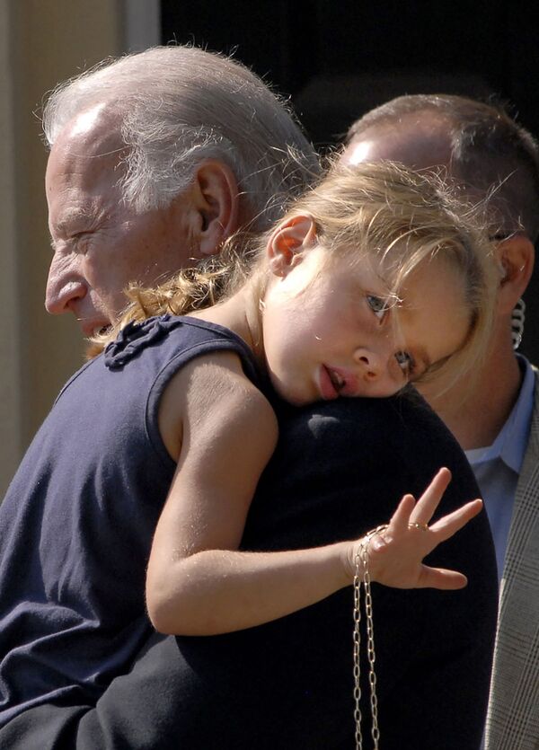 Сенатор Джо Байден с внучкой после церковной службы, 2008 год  - Sputnik Молдова