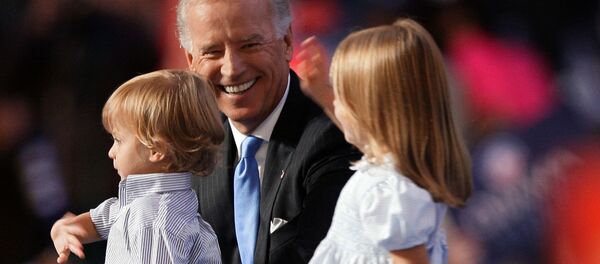  Кандидат в вице-президенты от Демократической партии сенатор Джо Байден с внуком и внучкой в Денвере  - Sputnik Moldova-România