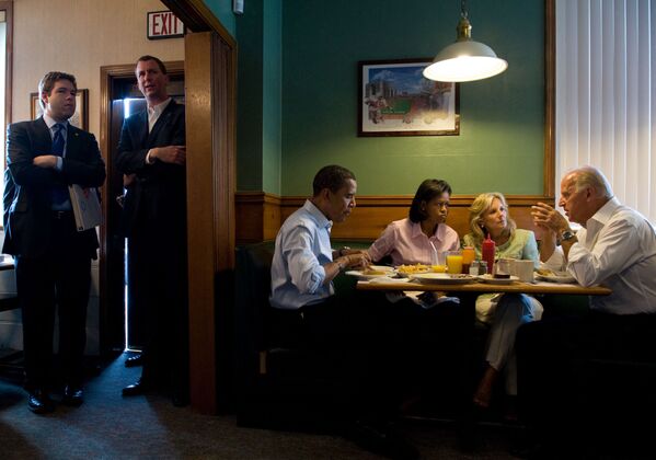 Кандидат в президенты Барак Обама и кандидат в вице-президенты Джо Байден с женами во время завтрака, 2008 год  - Sputnik Молдова