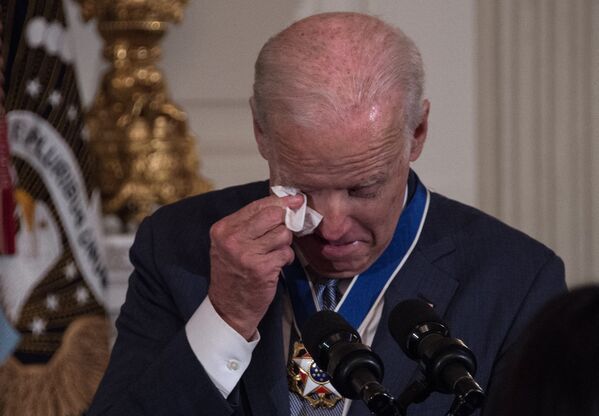 Вице-президент США Джо Байден смахивает слезу во время награждения президентской медалью Свободы в Белом доме  - Sputnik Молдова