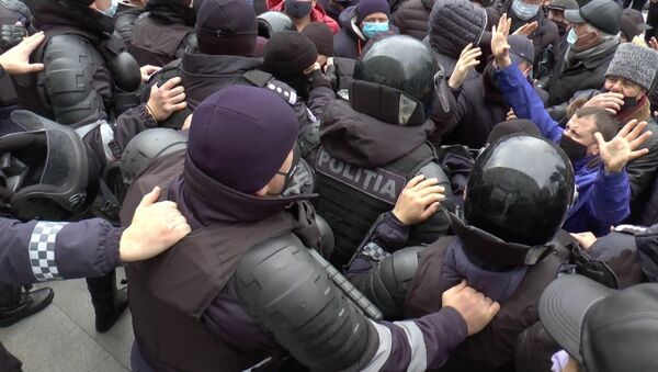 Протест аграриев в одном видео: от стычек с полицией до перекрытого движения - Sputnik Молдова