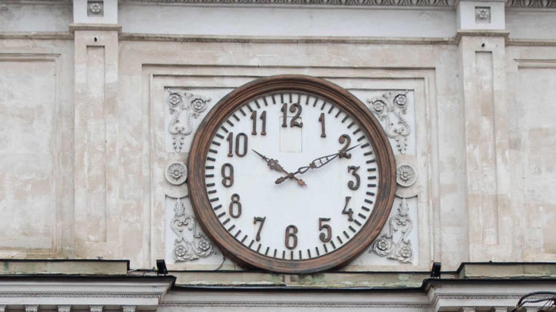 Часы на Триумфальной арке в Кишиневе - Sputnik Молдова, 1920, 26.03.2022