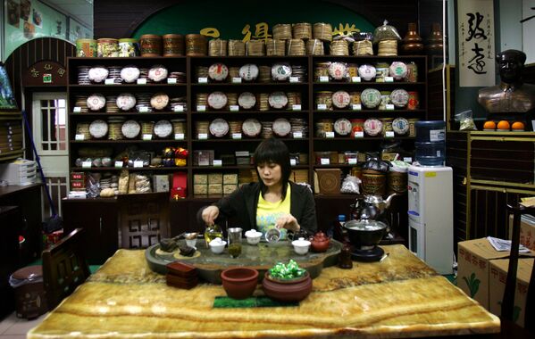 Китаянка готовит чай на чайном рынке в Пекине - Sputnik Moldova-România
