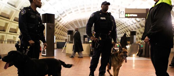 Патрульная полиция в метро в Вашингтоне Патрульная полиция в метро в Вашингтоне - Sputnik Moldova-România