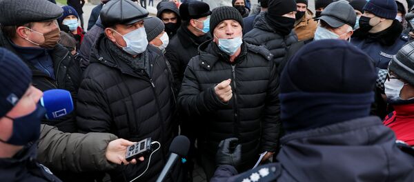 Discuții aprinse între agricultorii protestatari și polițiști - Sputnik Moldova-România