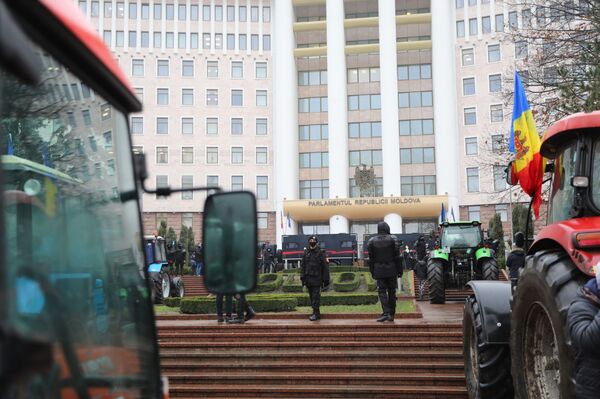 Инаугурация Санду под рев тракторов и неопределенность в политике Молдовы Инаугурация Санду под рев тракторов и неопределенность в политике Молдовы - Sputnik Молдова
