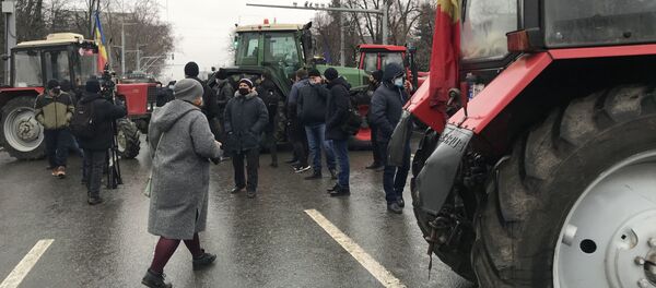 Agricultorii au blocat strada - Sputnik Молдова