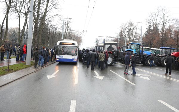 Agricultorii au blocat strada - Sputnik Moldova