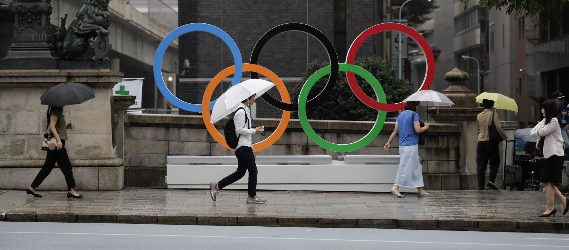 Олимпийские кольца, установленные в преддверии Олимпиады-2020 в центре Токио - Sputnik Молдова, 1920, 20.03.2021