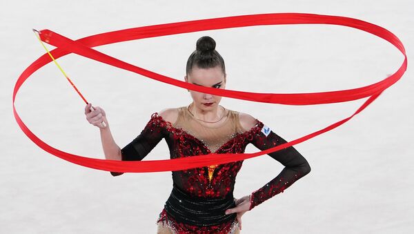Гимнастка Дина Аверина во время выступления на международном онлайн-турнире по художественной гимнастике - Sputnik Moldova