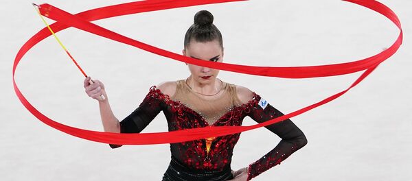 Гимнастка Дина Аверина во время выступления на международном онлайн-турнире по художественной гимнастике - Sputnik Moldova