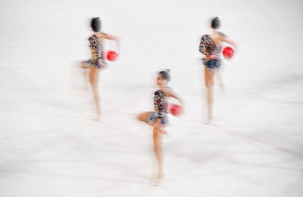 Спортсменки сборной Узбекистана выполняют упражнение с 5 мячами в финале групповой программы по художественной гимнастике на этапе Гран-при Москвы - Sputnik Moldova