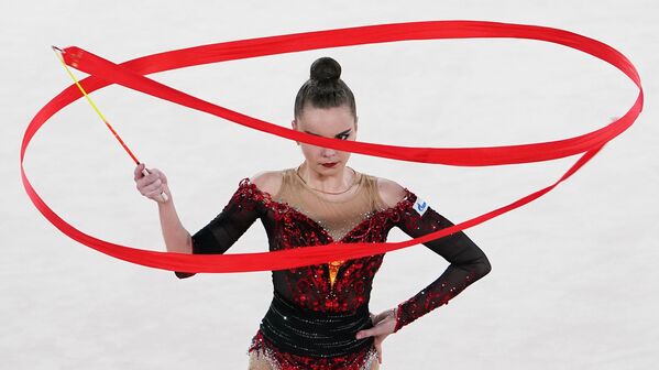 Гимнастка Дина Аверина во время выступления на международном онлайн-турнире по художественной гимнастике - Sputnik Молдова