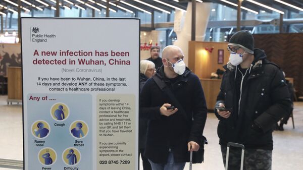Пассажиры в защитных масках в аэропорт Хитроу в Лондоне - Sputnik Moldova-România