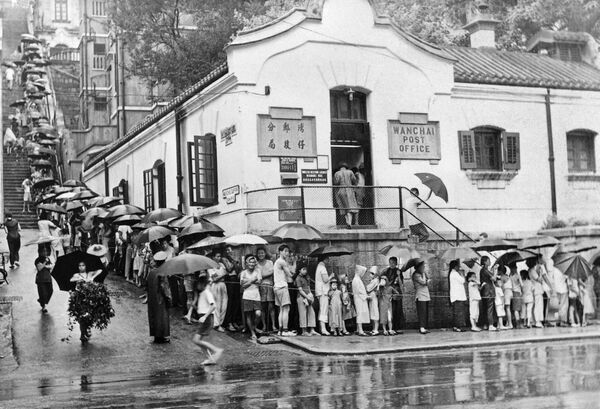 Очередь на вакцинацию от холеры перед медицинским центром в Гонконге, 1961 год - Sputnik Moldova