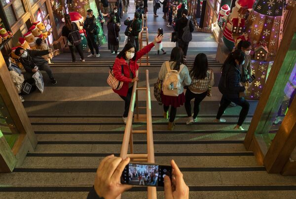 Люди фотографируются в торговом центре в Гонконге - Sputnik Молдова