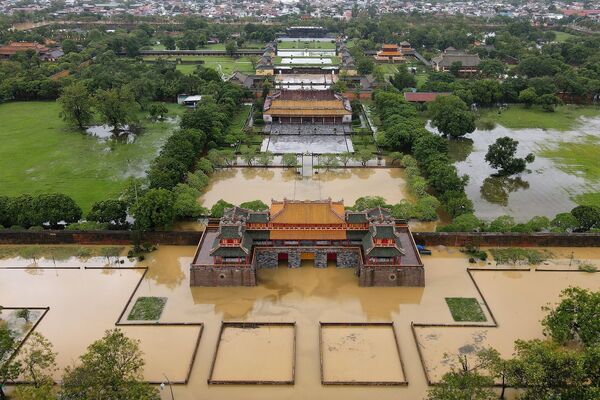 Императорский город Хюэ, затопленный паводками, вызванными сильными ливнями в центральном Вьетнаме - Sputnik Moldova-România