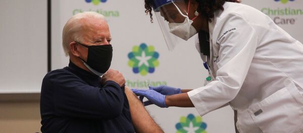 Избранный президент США Джо Байден во время вакцинации от COVID-19 Избранный президент США Джо Байден во время вакцинации от COVID-19 - Sputnik Молдова