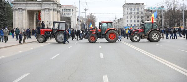 Agricultorii blochează circulația pe principala arteră a Capitalei - Sputnik Moldova