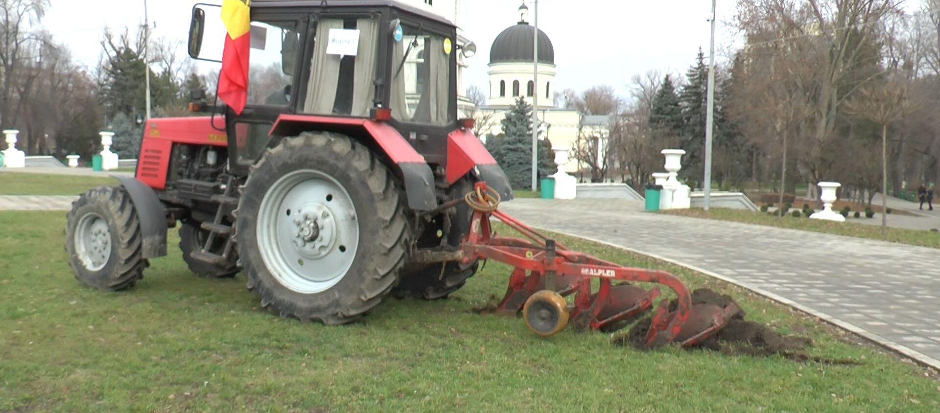 Бешенный трактор:  как вспахали газон в главном парке Кишинева - Sputnik Молдова, 1920, 22.12.2020
