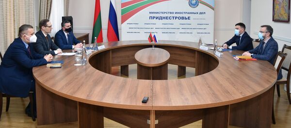 Встреча руководителя представительства Россотрудничества в РМ Андрея Муравьева и главы внешнеполитического ведомства Приднестровья Виталия Игнатьева Встреча руководителя представительства Россотрудничества в РМ Андрея Муравьева и главы внешнеполитического ведомства Приднестровья Виталия Игнатьева - Sputnik Молдова