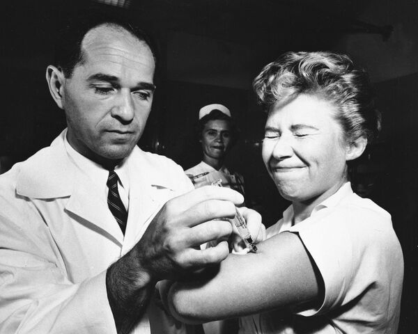 Врач делает медсестре первую прививку от азиатского гриппа в Нью-Йорке, 1957 год - Sputnik Moldova-România