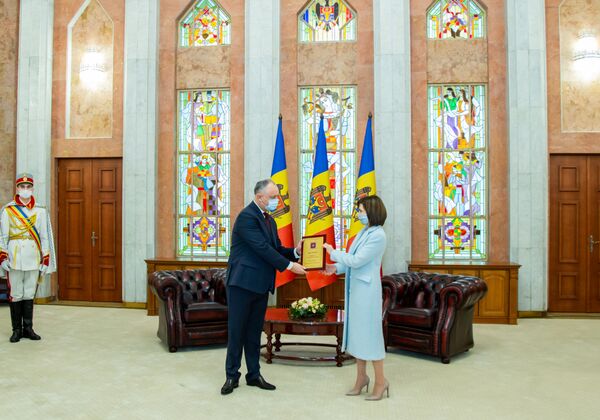 Инаугурация Санду под рев тракторов и неопределенность в политике Молдовы Инаугурация Санду под рев тракторов и неопределенность в политике Молдовы - Sputnik Молдова