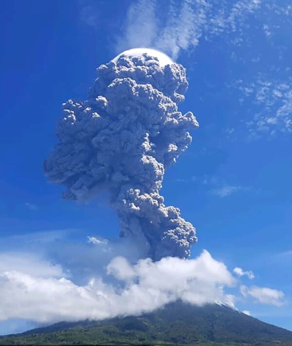 This handout photo taken and released on November 29, 2020 by the Geological Agency of Indonesia shows a volcanic eruption from Mount Ili Lewotolok in Lembata, East Nusa Tenggara spewing ash some 4,000 meters high.  - Sputnik Молдова