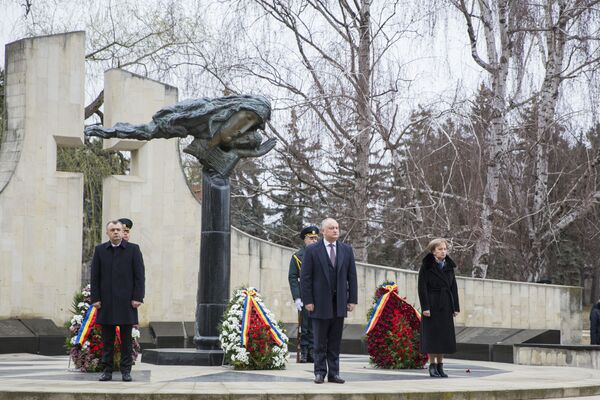 Președintele Republicii Moldova, Igor Dodon, depune flori în memoria eroilor căzuți în luptele pentru apărarea integrității și independenței Republicii Moldova din 1992 - Sputnik Moldova-România