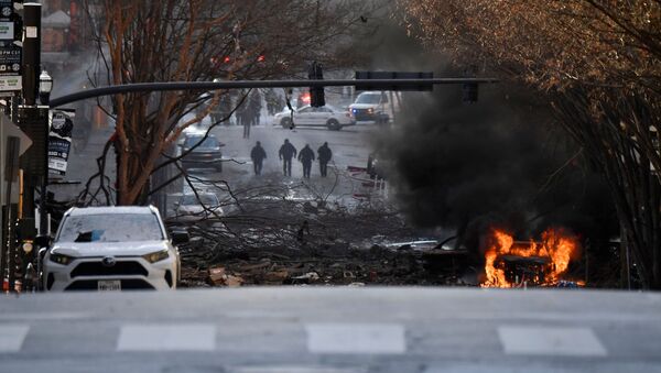  Автомобиль горит рядом с местом взрыва в районе Second and Commerce в Нэшвилле, штат Теннесси, США - Sputnik Moldova-România