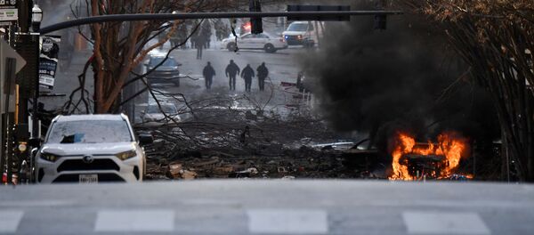 Автомобиль горит рядом с местом взрыва в районе Second and Commerce в Нэшвилле, штат Теннесси, США Автомобиль горит рядом с местом взрыва в районе Second and Commerce в Нэшвилле, штат Теннесси, США - Sputnik Moldova-România