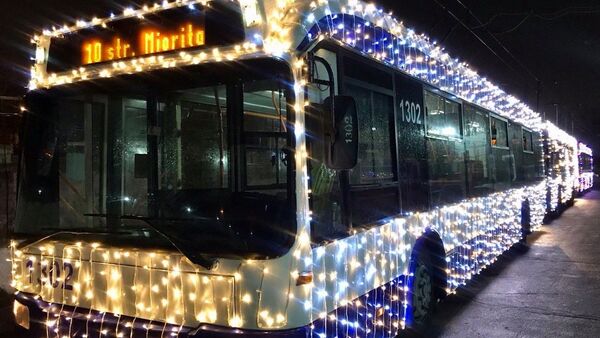 3 троллейбуса с украшениями начали курсировать в столице  - Sputnik Молдова