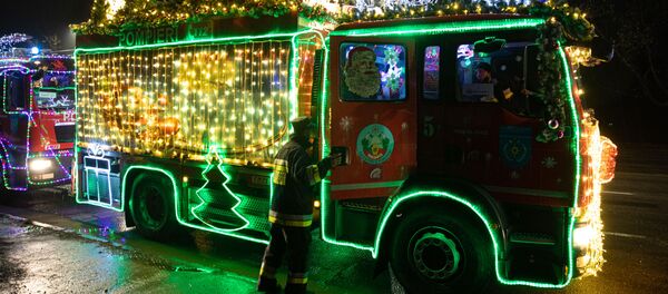 Рождественский караван пожарных Рождественский караван пожарных - Sputnik Молдова