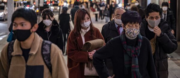 Люди гуляют по торговому району в канун Рождества в районе Гиндза в Токио - Sputnik Moldova