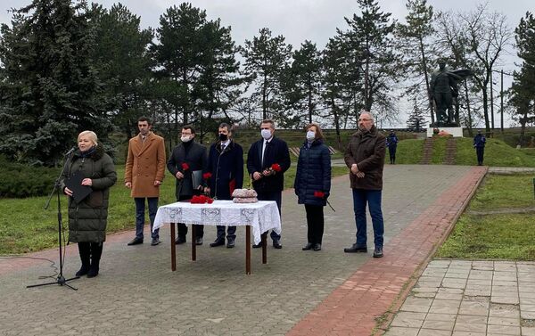 В торжественной церемонии открытия мемориальных плит приняли учатие представители органов местной власти, Посольства РФ в РМ, поисковики - Sputnik Молдова