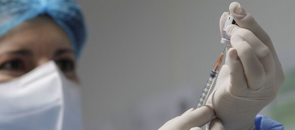 Медсестра готовит дозу вакцины от коронавирусной болезни (COVID-19) Медсестра готовит дозу вакцины от коронавирусной болезни (COVID-19) - Sputnik Moldova-România