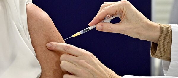 Женщина получает вакцину от COVID-19 Женщина получает вакцину от COVID-19 - Sputnik Moldova-România