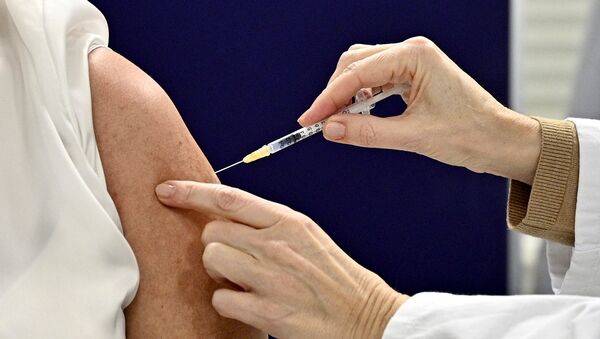 Женщина получает вакцину от COVID-19 - Sputnik Moldova-România